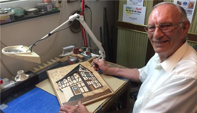 Der Künstler und sein Werk.Foto: privat