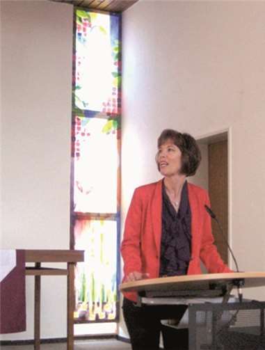 Der Künstlerin Andrea Lawrenz gelang es vortrefflich, die zentralen kirchlichen Themen "Taufe" und "Abendmahl" in den neuen Kirchenfenstern darzustellen. privat