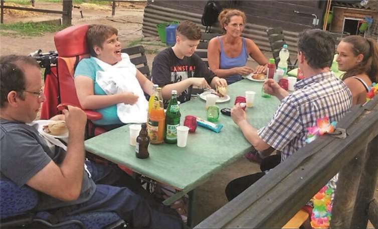 Der Kulturstammtisch kam gerne der Einladung zum Grillen auf die Ponyranch nach.privat