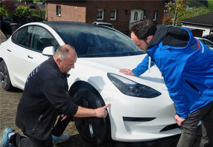 Der Kunde Michael Meiner hat einen Schaden an seinem neuen Tesla - für Frank Oswald krein Problem. Fotos: BS