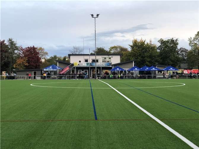 Der Kunstrasenbelag wurde neu verlegt.
