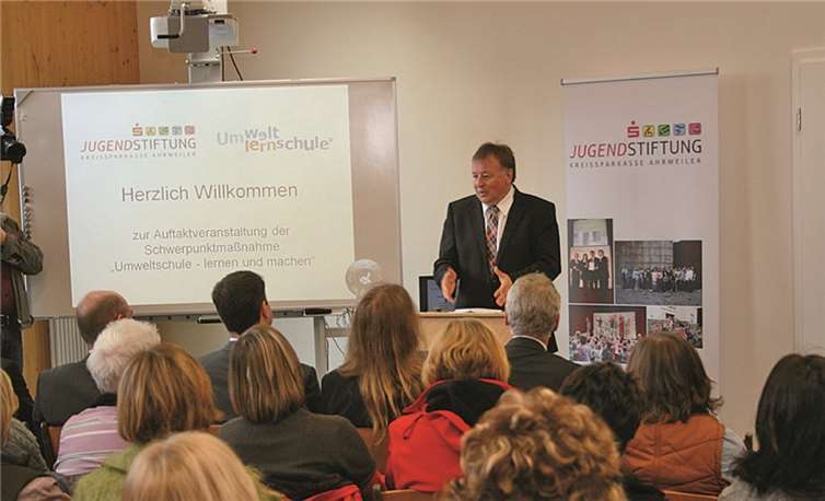 Der Kuratoriumsvorsitzende, Landrat Dr. Jürgen Pföhler, erläuterte den Erzieherinnen und Erziehern des Kitas aus dem Kreis Ahrweiler die diesjährige Aktion.WK