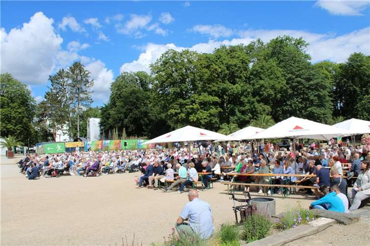 „Wir bauen eine Brücke zu den Menschen, die wir verloren haben“ Der Kurpark in Bad Neuenahr-Ahrweiler war am dritten Jahrestag der Flutkatastrophe erneut Schauplatz der Gedenkfeier.
