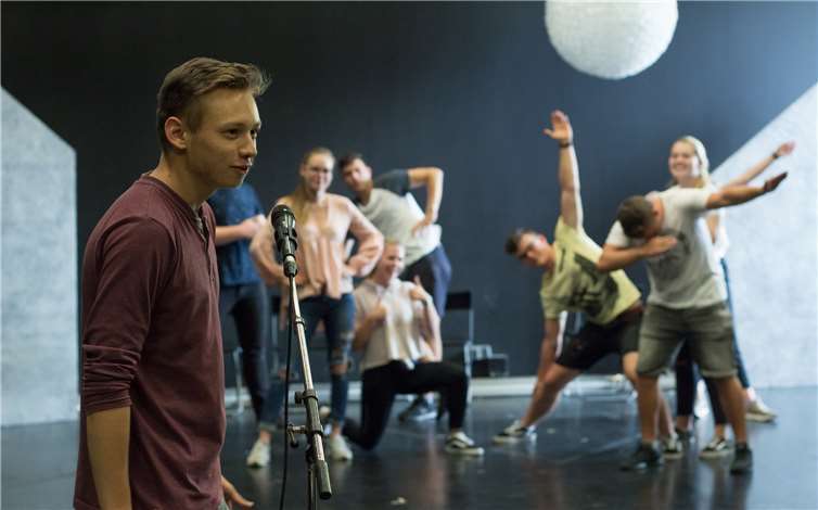 Der Kurs Darstellende Kunst der Jahrgangsstufe 11 des Wilhelm-Remy Gymnasium, Bendorf.Privat