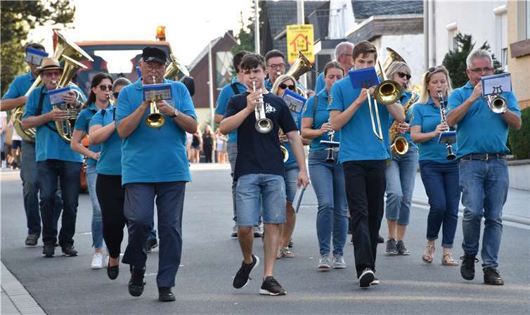 Der Kurtscheider Musikverein Harmonie sorgte beim Kirmesumzug für die passenden Klänge.