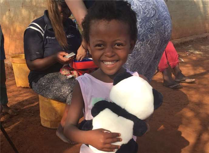 Der Kuschelpanda wurde offensichtlich sofort ins Herz geschlossen.