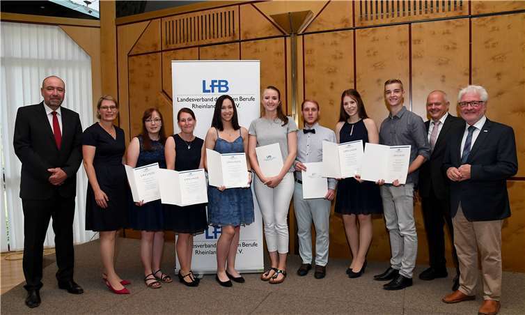 Der LFB ehrte die besten Auszubildenden gemeinsam mit Bildungsministerin Dr. Stefanie Hubig im Schloss Waldthausen. V.l.: Justizrat und Rechtsanwalt Dr. Thomas Seither (zweiter Vizepräsident LFB Rheinland-Pfalz e.V.), Bildungsministerin Dr. Stefanie Hubig, Jasmin Lea Rausch, Christina Zumbusch Marie Tanja Sabine Hörter, Jana Weber, Florian Buschle, Anna-Lena Bräuer und Tim Schrade, Pharmazierat und Apotheker Dr. Andreas Kiefer ( erster Vizepräsident LFB Rheinland-Pfalz e.V.), LFB-Präsident Dr.-Ing. Horst Lenz.Copyright: LFB/Kristina Schäfer