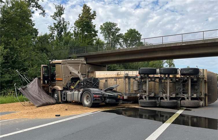 Der LKW blockierte beide Fahrspuren. Foto: Kreispolizeibehörde Euskirchen