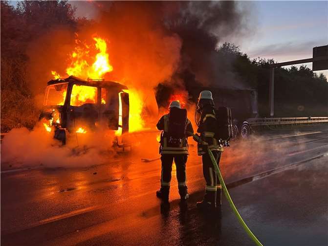 Der LKW stand in Vollbrand. Foto: Feuerwehr Verbandsgemeinde Wirges