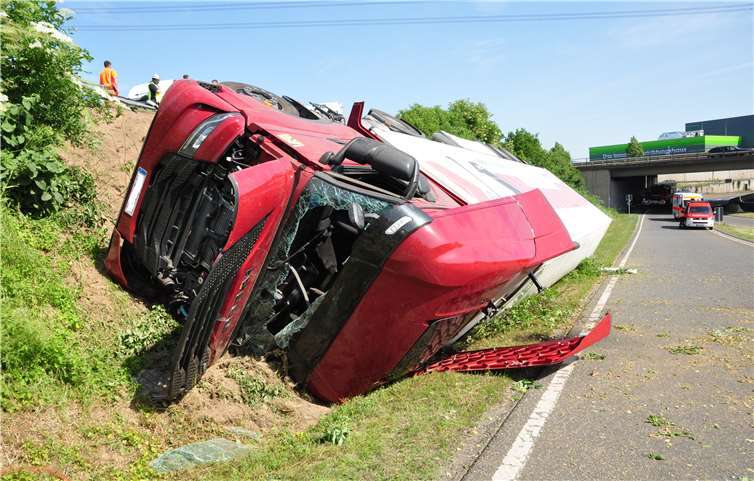 Der LKW stürzte eine Böschung hinunter. Foto: Winkler TV