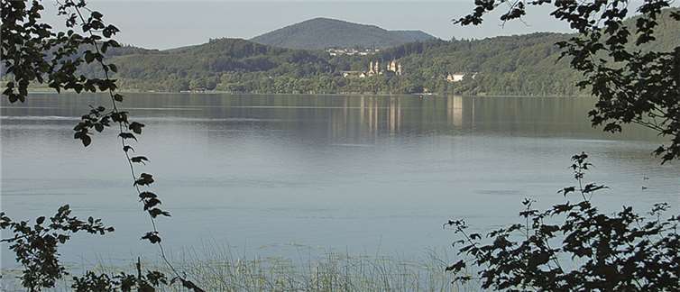 Der Laacher See eignet sich ideal für einen Badetag mit der ganzen Familie. privat