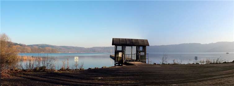 Der Laacher See im morgendlichen Herbstnebel. Dieses Foto sendete uns Dietmar Groß.Foto: Dietmar groß