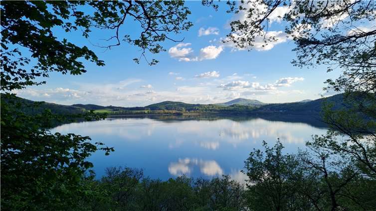 Der Laacher See in der Vulkanregion Laacher See.  Foto: Baumann Fotografie
