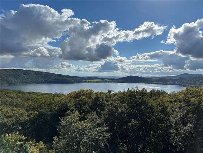 Laacher See gewinnt Lieblingssee-Voting 2025 in Rheinland-Pfalz Der Laacher See ist wieder der rheinland-pfälzische „Lieblingssee“. Foto: Stefan Pauly/VG-Verwaltung Mendig