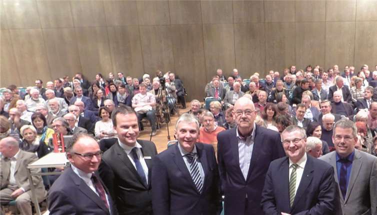 Der Längste unter ihnen ist zugleich der Prominenteste (von links): Oberbürgermeister Achim Hütten, Christoph Weitzel (KSK Vorstand), Bürgermeister Claus Peitz, Rolf-Dieter Krause (ARD),, Landrat Dr. Alexander Saftig, Christian Heller (Andernach.net), Karl-Josef Esch (KSK Vorstand) und Jochen Siewert (KSK).MKA