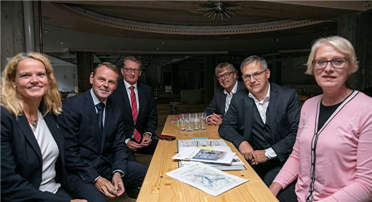 Der Landesbeauftragte für den Wiederaufbau in den Flutgebieten, Dr. Fritz Jaeckel (Zweiter von links), hatte beim Treffen mit einheimischen Unternehmern in Heimerzheim gute Nachrichten im Gepäck.Foto: JOST