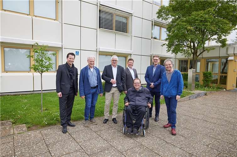 Der Landesbeauftragte für die Belange von Menschen mit Behinderungen, Matthias Rösch (sitzend), mit Internatsleiter Wolfgang Schneider (von rechts), Erich Eich und Johannes Knapp (LBB-Niederlassung Diez), LBB-Geschäftsführer Holger Basten, Alexander Fritzen (Mitglied der erweiterten Schulleitung) und Moritz Hartloff (LBB).  Foto: Olaf Nitz für LBB