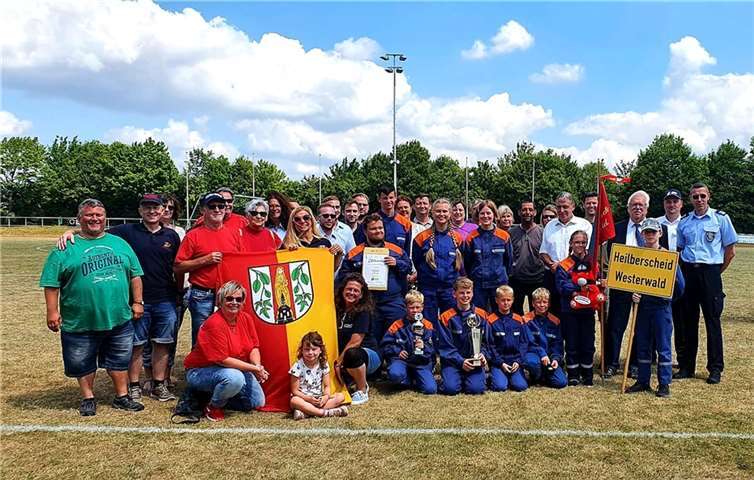 Der Landesmeister Rheinland-Pfalz der Jugendfeuerwehren kommt aus der VG Montabaur: Die Heilberscheider und alle Verantwortlichen freuten sich gemeinsam über den Sieg.  Foto: VG Montabaur