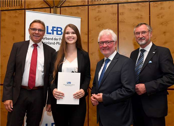 Der Landesverband der Freien Berufe ehrt die besten Auszubildenden des Jahrgangs (v.l.): Bildungsstaatssekretär Hans Beckmann, die Auszubildende Johanna Wierschem, Dr.-Ing. Horst Lenz (Vizepräsident LFB), LFB-Präsident Edgar Wilk. Foto: LFB/Kristina Schäfer