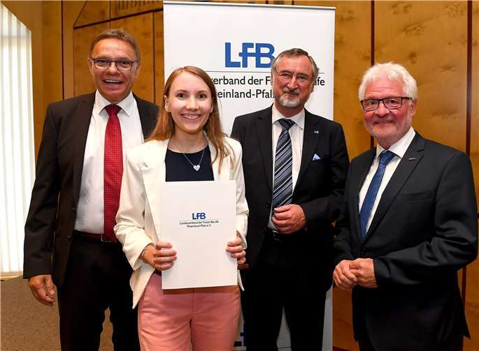 Der Landesverband der Freien Berufe ehrte die besten Auszubildenden des Jahrgangs (v. l.): Bildungsstaatssekretär Hans Beckmann, LFB-Präsident Edgar Wilk, Azubi Sophia Goßler sowie Dr.-Ing. Horst Lenz (Vizepräsident des LFB). LFB/Kristina Schäfer