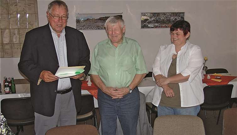 Der Landesvorsitzende Roland Walther (links), der Vorsitzende der Siedlergemeinschaft Mendig Heinrich Diensberg (Mitte) und die Regionalvorsitzende Jutta Wittig (rechts) bei der Ehrung. privat