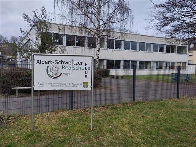 Der Landkreis Mayen-Koblenz ist Träger von 20 Schulen und bietet eine Auswahl von etwa 100 Bildungseinrichtungen. Das Angebot umfasst Grundschulen, Förderschulen, Realschulen Plus, Gymnasien, Integrierte Gesamtschulen und Berufsbildende Schulen. Foto: H. G. Schönberg