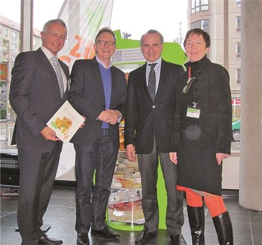 Der Landkreis Neuwied gehört zu den bundesweit ernannten Musterkommunen (von rechts): Dr. Marie-Luise Dittmar, Referentin im Umwelt- und Ressourcenschutz, Ministerialdirektor Clemens Neumann, der Neuwieder Bundestagsabgeordnete Erwin Rüddel und der Erste Kreisbeigeordnete Achim Hallerbach im Berliner Bundesministerium.privat