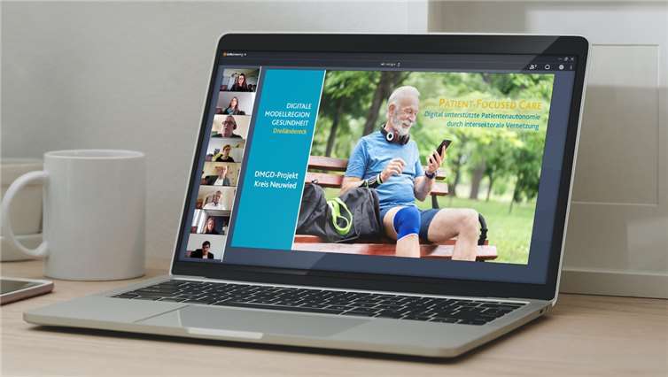 Der Landkreis Neuwied hat eine Expertenkommission einberufen, die sich mit möglichen zukünftigen Engpässen in der Gesundheitsversorgung befasst. Landrat Achim Hallerbach, Martina Thelen und Dr. Olaf Gaus sind sich einig darüber, dass man mit dem regionalen Forschungs- und Entwicklungsansatz „Digital unterstützte Patientenautonomie durch intersektorale Vernetzung“ einen wichtigen Beitrag für die Zukunft der Gesundheitsversorgung im Kreis Neuwied und darüber hinaus erreichen könnte.Foto: Kreis