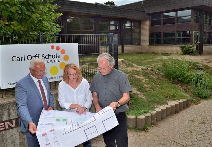 Der Landkreis Neuwied investiert weiter kräftig in die energetische Sanierung seiner Schulen. So stehen beispielsweise an der Carl-Orff-Schule in Neuwied-Engers große Baumaßnahmen an. Landrat Achim Hallerbach (links), Schulleiterin Ulrike Feistel und der zuständige Techniker beim kreiseigenen Immobilienmanagement, Christoph Horbert, beim Ortstermin.Foto: Kreisverwaltung