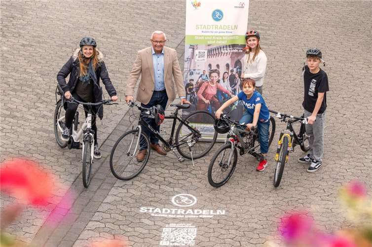 Der Landkreis Neuwied ist auch 2025 wieder mit voller Energie bei der Klimabündnis-Kampagne STADTRADELN dabei! Landrat Achim Hallerbach, Klimaschutzmanagerin Janine Sieben und Klimawandelanpassungsmanagerin Angelina Zahn freuen sich auf ein erfolgreiches Stadtradeln 2025.Foto: Martin Boden / Kreisverwaltung Neuwied