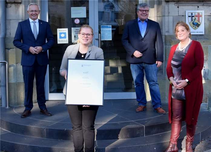 Der Landkreis Neuwied wurde in diesem Jahr als eine von zwei Kommunen in Rheinland-Pfalz beim Förderwettbewerb „MINT-Regionen“ der Ministerien für Bildung, Wissenschaft und Wirtschaft ausgezeichnet. Gemeinsames Ziel der MINT-Region ist es, Kinder und Jugendliche verstärkt für Themen in MINT (Mathematik, Informatik, Naturwissenschaft, Technik) zu sensibilisieren und zu begeistern. Über die Auszeichnung freuen sich (v.l.n.r.): Landrat Achim Hallerbach, Laura Schaaf (Bildungsbüro), 1.Kreisbeigeordneter Michael Mahlert, Andrea Oosterdyk (Bildungsbüro).Quelle: Kreisverwaltung