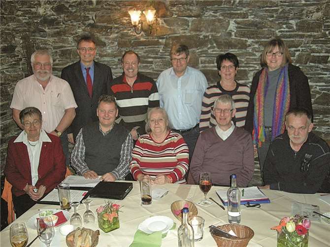 Der Landrat Rainer Kaul (2.v.l. stehend) im Kreis des Vorstandes vom DGB Kreisverband Neuwied unter dem Vorsitz von Alexander Reuschenbach (2.v.l. sitzend).Marion Klein DGB