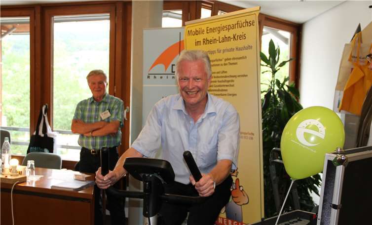 Der Landrat bei der Stromerzeugung.