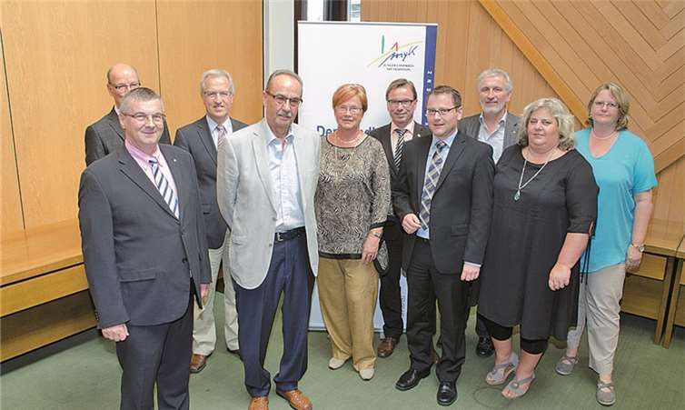 Der Landrat betonte, dass die ehemaligen Kreistagsmitglieder sich ehrenamtlich für den Landkreis engagiert haben, und dankte ihnen, dass sie ihre Freizeit dafür geopfert haben. privat