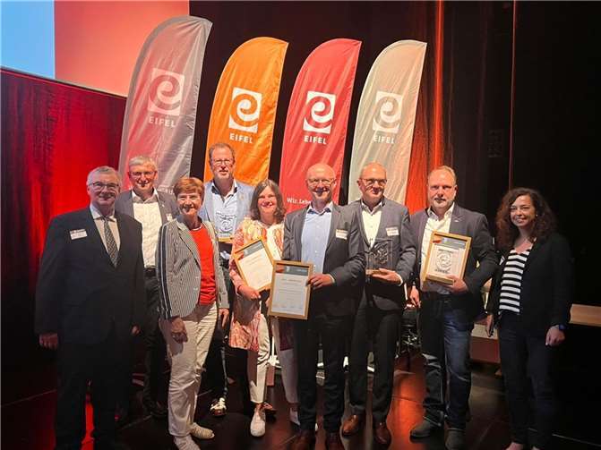 Der Landrat des Kreises Mayen-Koblenz zählte zu den ersten Gratulanten. (Uwe Berens 4.v.l. und Britta Berens 5.v.l.)  Copyright: © Eifel Tourismus – Atelier Felicida Foto