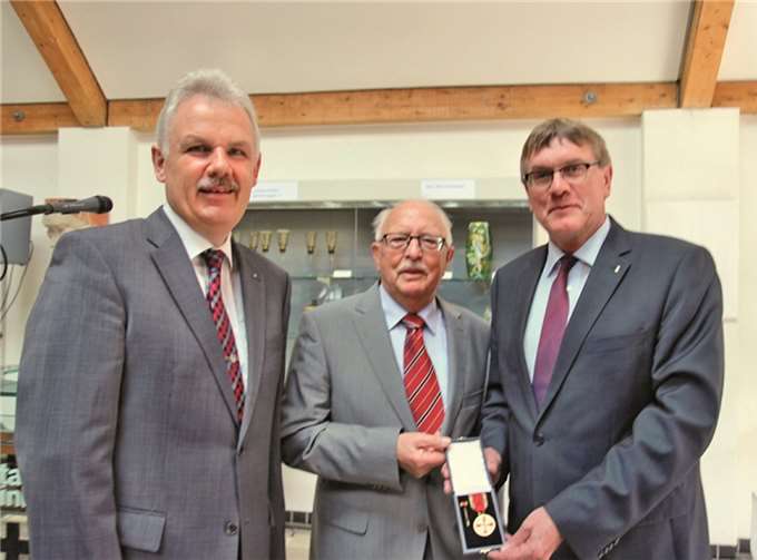 Der Landrat des Rhein-Sieg-Kreises, Sebastian Schuster, überreichte dem Vorsitzenden des Eifel-und Heimatvereins, Heinz Kessel, die Verdienstmedaille. Bürgermeister Stefan Raetz gehörte zu den ersten Gratulanten (v.li.: Bürgermeister Stefan Raetz, Heinz Kessel und Landrat Sebastian Schuster). -STEIN-