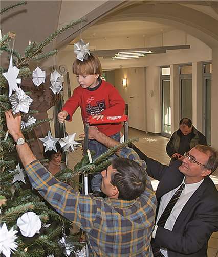 Der Landrat half beim Schmücken des Baumes.WT