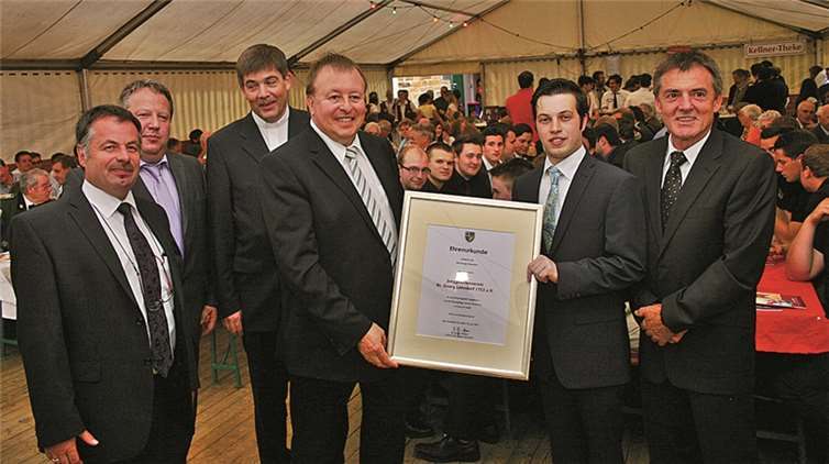 Der Landrat hatte die Ehrenurkunde des Kreises im Gepäck, die an die Vertreter des Vereins übergab. RÜ