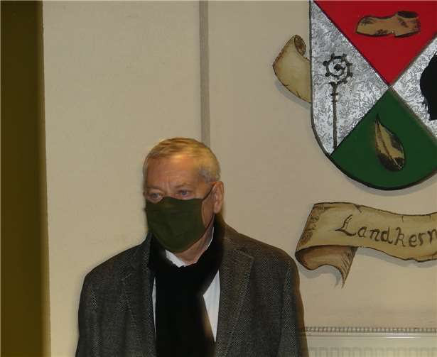 Der Landrat machte sich vor Ort selbst ein Bildvon dem professionell eingerichteten Impfzentrum.