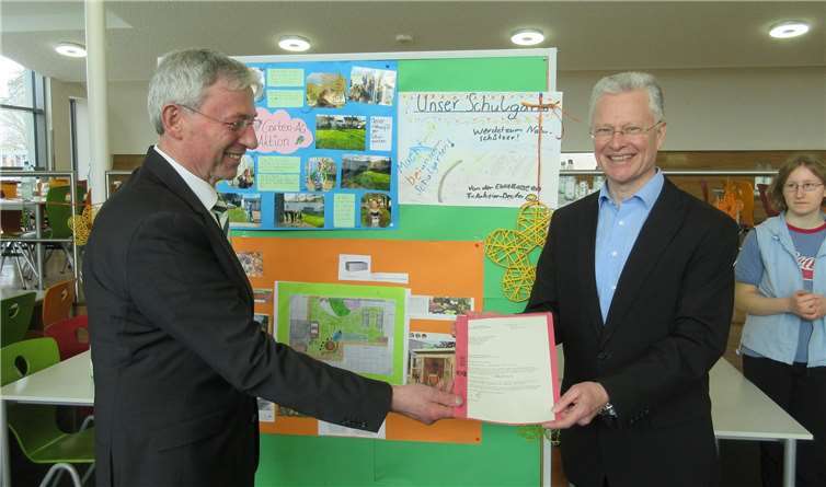 Erster Spatenstich für den Schulgarten  Der Landrat (re.) brachte eine Spende der Naspa-Stiftung mit.