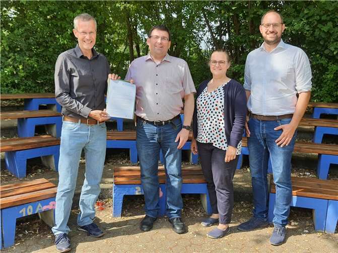 Der Landrat überreichte den Förderbescheid der Deutschen Umwelthilfe.  Foto: Lemler