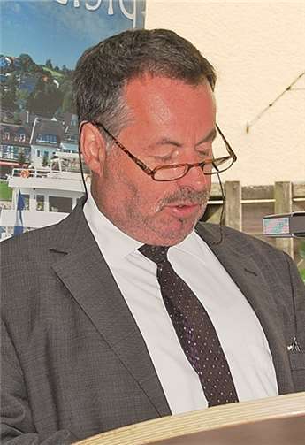 Der Landrats-Stellvertreter Friedhelm Münch überbringt die Grüße des Kreises.