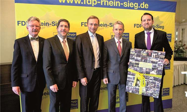 Der Landratskandidat Dr. Karl-Heinz Lamberty (links) gratulierte ebenso wie der Kreisvorsitzende Jürgen Peter, der Bundesvorsitzende Christian Lindner und der stellvertretende Kreisvorsitzende Richard Müller dem Landtagsvizepräsidenten Dr. Gerhard Papke (2.v.r.) zu seiner Ehrung für zehn Jahre Arbeit als Kreisvorsitzender. JOST