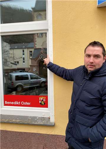 Der Landtagsabgeordnete Benedikt Oster zeigt die Beschädigung am Fenster seines Abgeordnetenbüros.Foto: privat