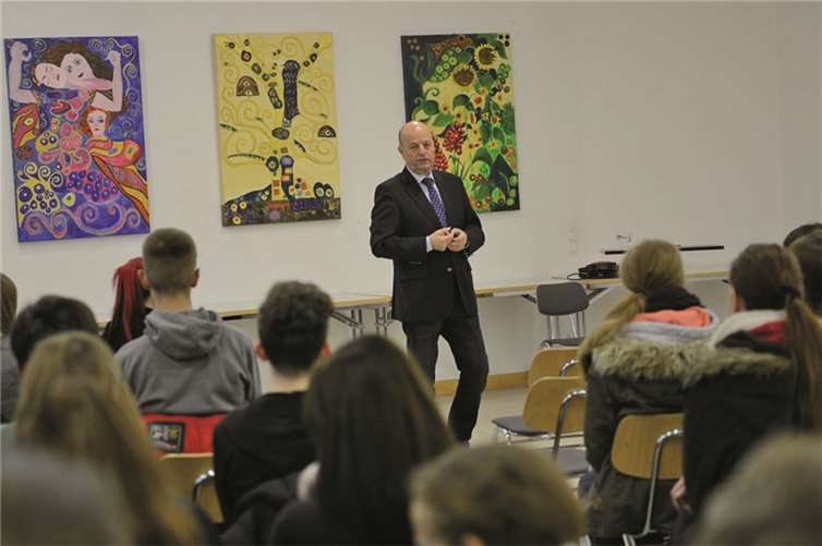 Der Landtagsabgeordnete Dr. Adi Weiland sprach im Rahmen des landesweiten Schulbesuchstags der rheinland-pfälzischen Landtagsabgeordneten mit Schülerinnen und Schülern der Realschule Plus in Kobern-Gondorf.Privat
