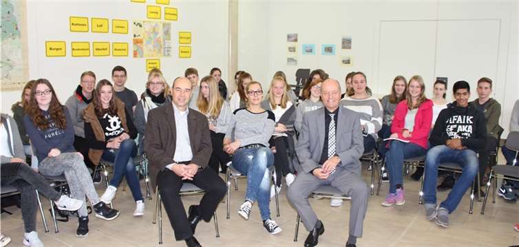Der Landtagsabgeordnete Dr. Adolf Weiland (r.) besuchte die Schülerinnen und Schüler der 10. Schuljahre in Kobern-Gondorf zu einer Informations- und Fragestunde. Vorbereitet und durchgeführt wurde die Veranstaltung von den Fachlehrern Dieter Möntenich (l.) und Lea Beuscher (Mitte).privat
