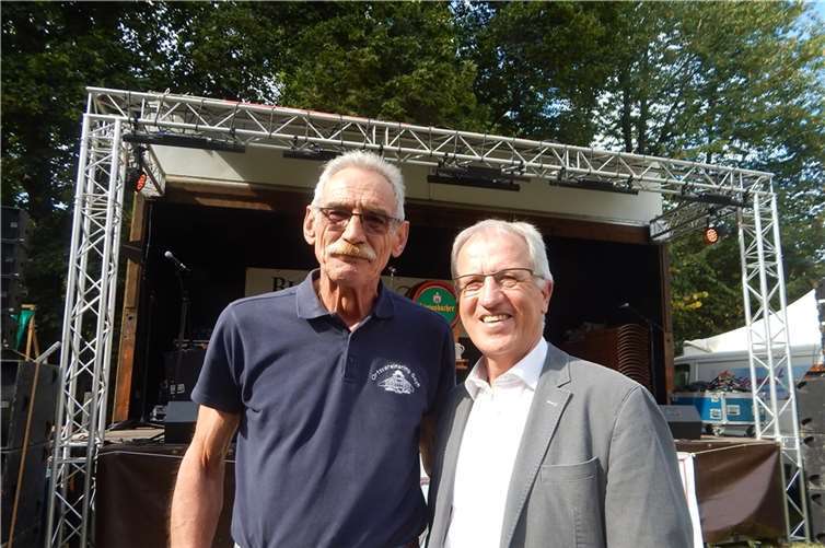 Der Landtagsabgeordnete Josef Dötsch (rechts) freut sich über das aktive Vereinsleben in der Region, für das Rolf Barthel sich so leidenschaftlich engagiert. 