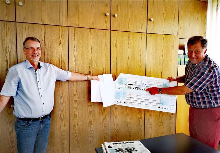 Der Landtagsabgeordnete Sven Lefkowitz (links) und VG-Bürgermeister Horst Rasbach (rechts) beim Begutachten der Baupläne für das neue Rathaus. Foto: privat