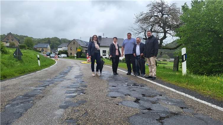 Der Landtagsabgeordnete Torsten Welling (CDU) mit Verbandsbürgermeister Alfred Schomisch und den CDU-Lokalpolitikern der betroffenen Gemeinden.  Foto: privat