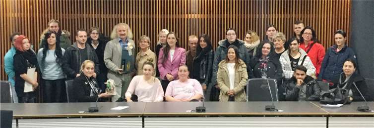 Der Landtagsabgeordnete Wolfgang Schlagwein (8.v.l.) , Bündnis 90/Die Grünen, umringt von Schülerinnen und Schülern der Fachschule Altenpflege der BBS des Landkreises.privat